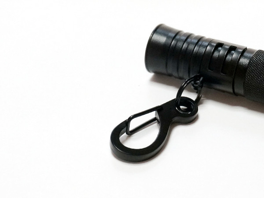 Υλικό μαύρο χρώμα κραμάτων αργιλίου Keychain φακών των μικρών φωτεινών υπαίθριων οδηγήσεων