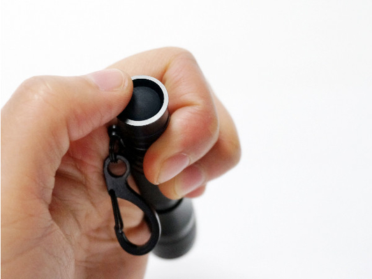 Φακός 40m Keychain των οδηγήσεων φανών χεριών κραμάτων αργιλίου απόσταση ακτίνων